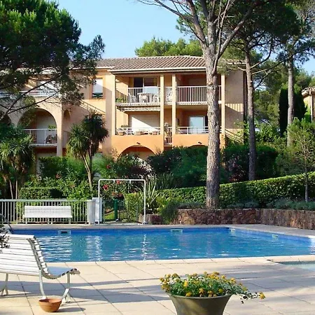 D'une Avec Piscine Partagee Et Terrasse Amenagee A Raphael A 5 Km De La Plage アパート